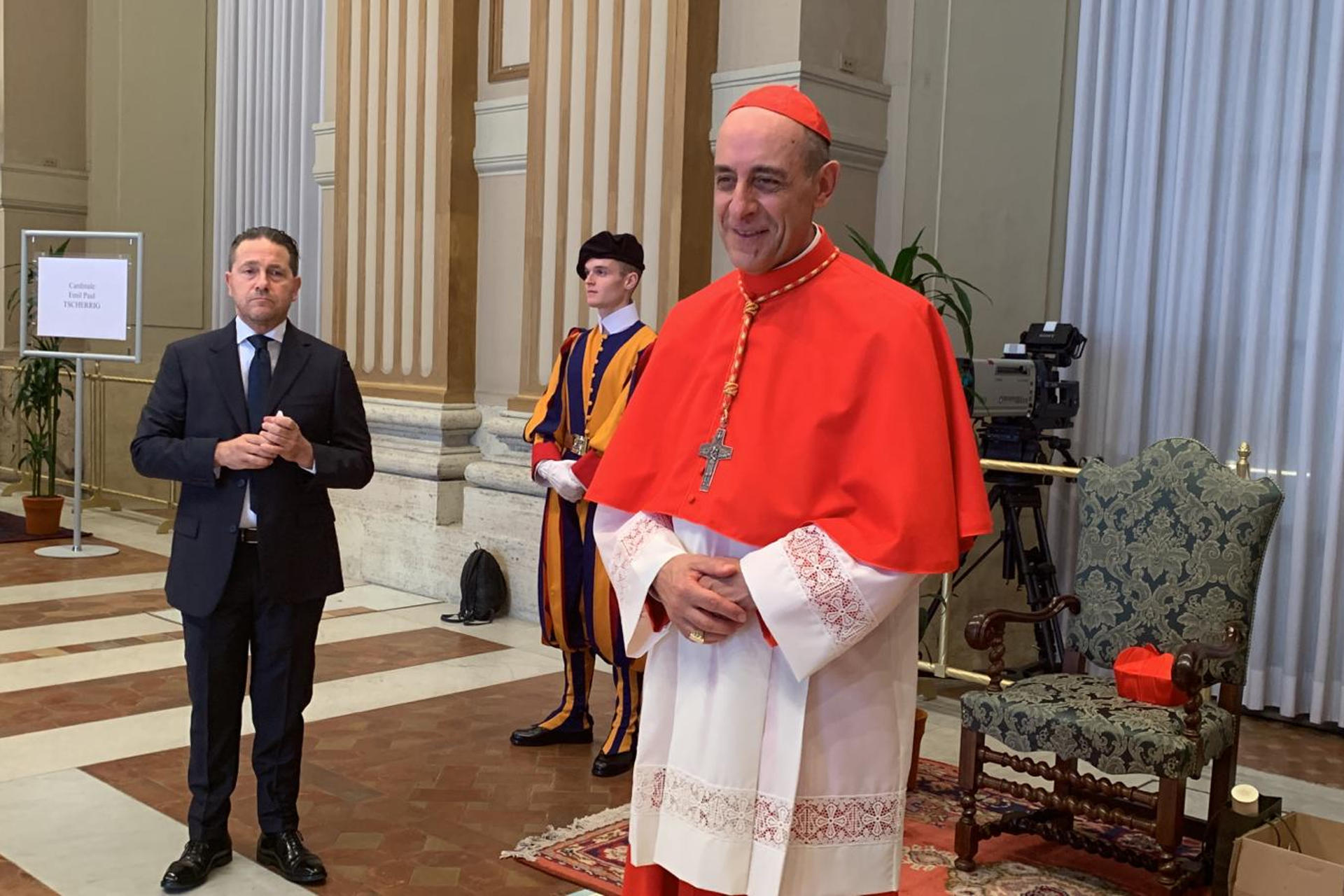 El Vaticano tacha el cambio de sexo y la maternidad subrogada de violación de la dignidad