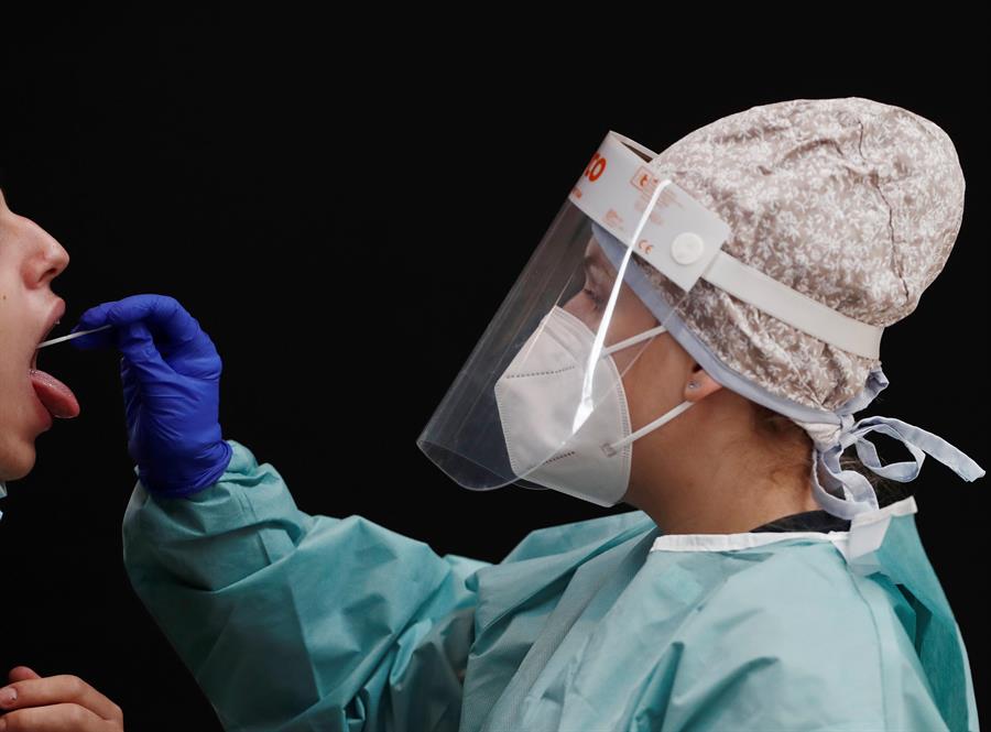 España suma 37.889 nuevos contagios y 217 muertos más desde el viernes