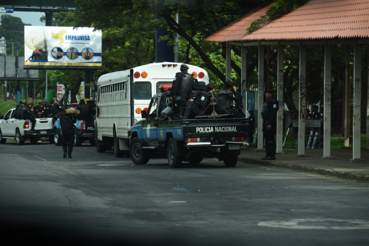 Policía Orteguista impide que religiosos oficien misa en Catedral de Managua