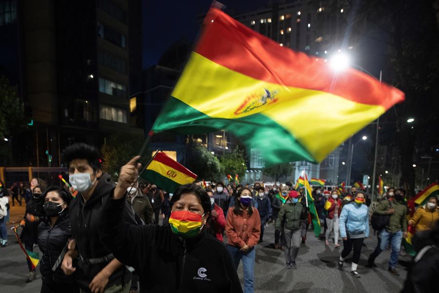 Bolivia aún espera el conteo final de los votos en un ambiente de transición