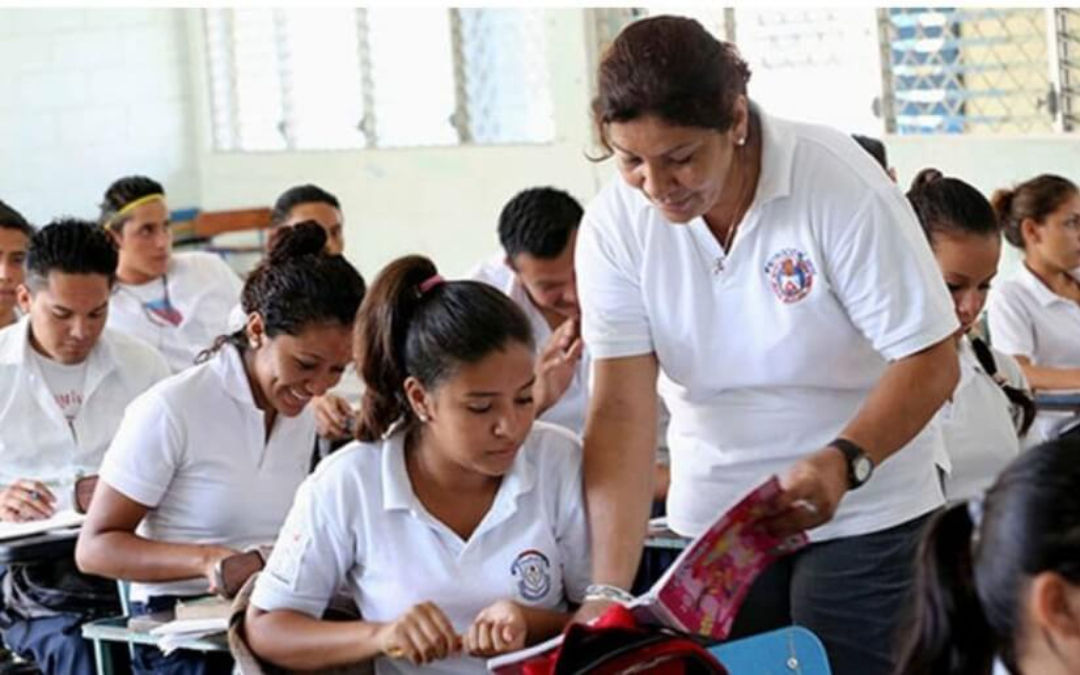 Maestros de Nicaragua conmemoran su día con sobrecargas laborales y sometimiento político