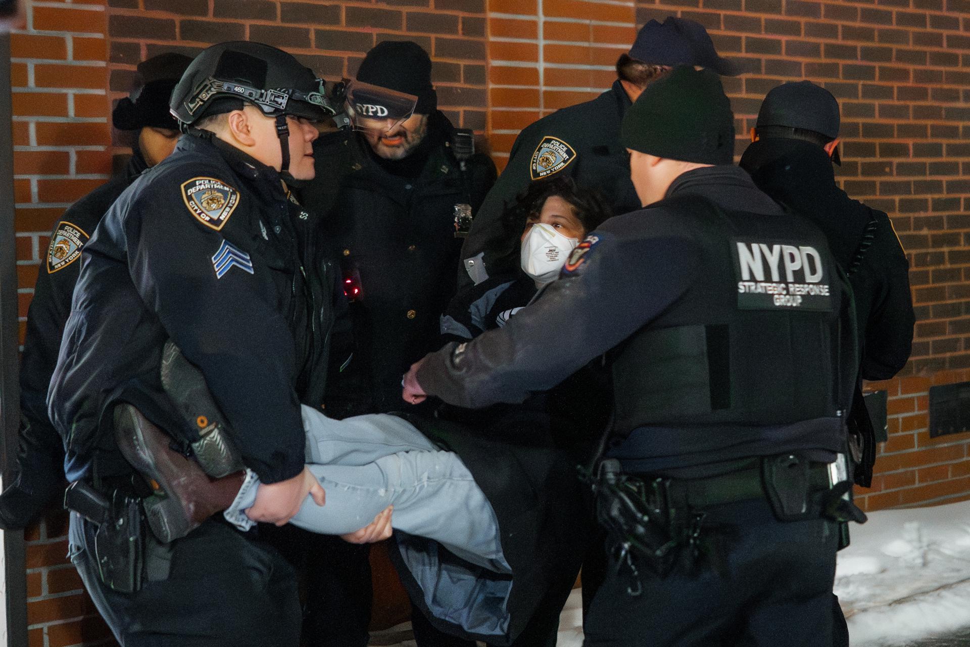 Casi 70 detenidos en protesta en hotel de Nueva York señalado por alojar fuerza migratoria