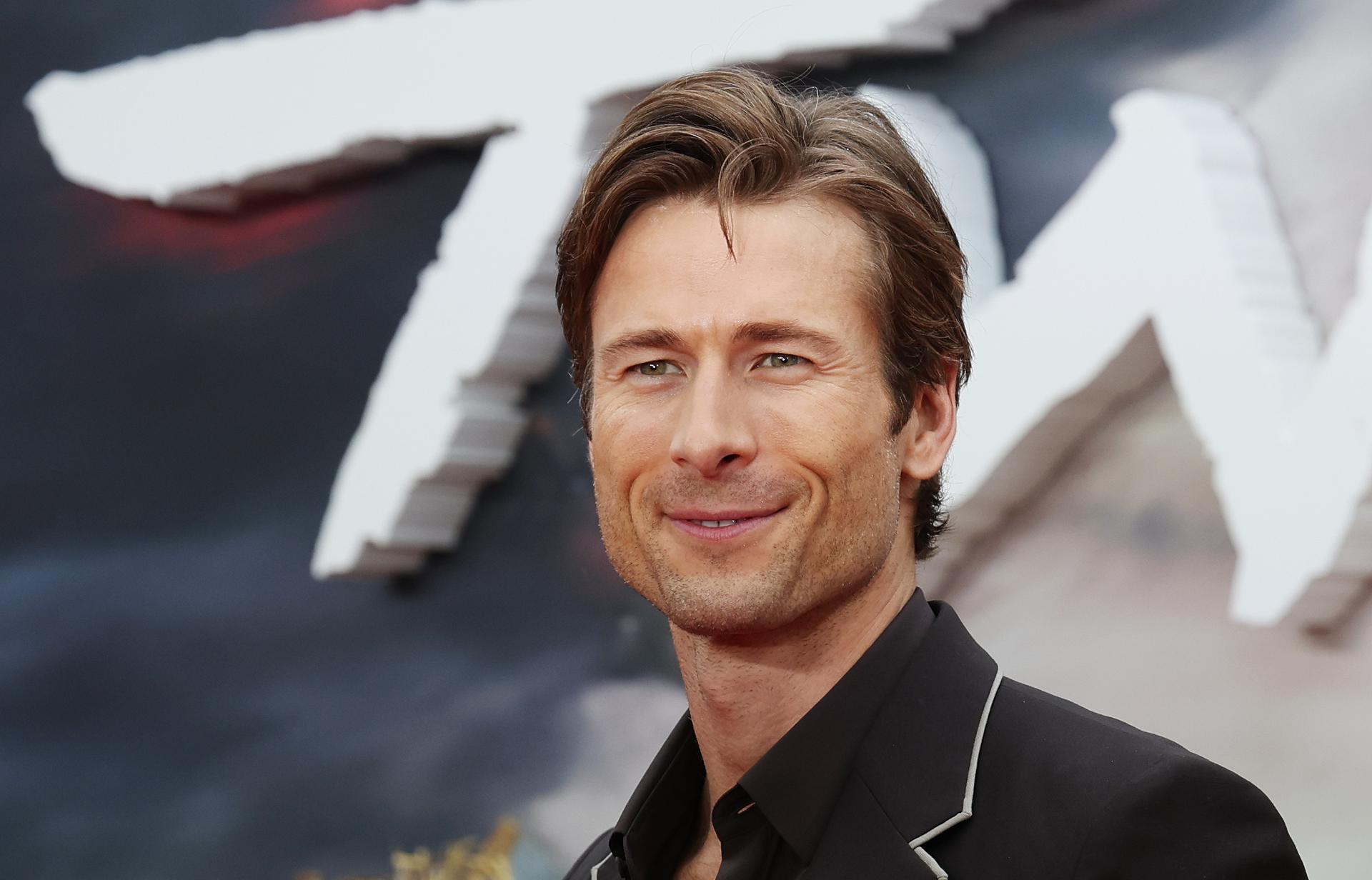 Glen Powell y Sarah McLachlan, primeros invitados al programa de Jimmy Kimmel tras la suspensión