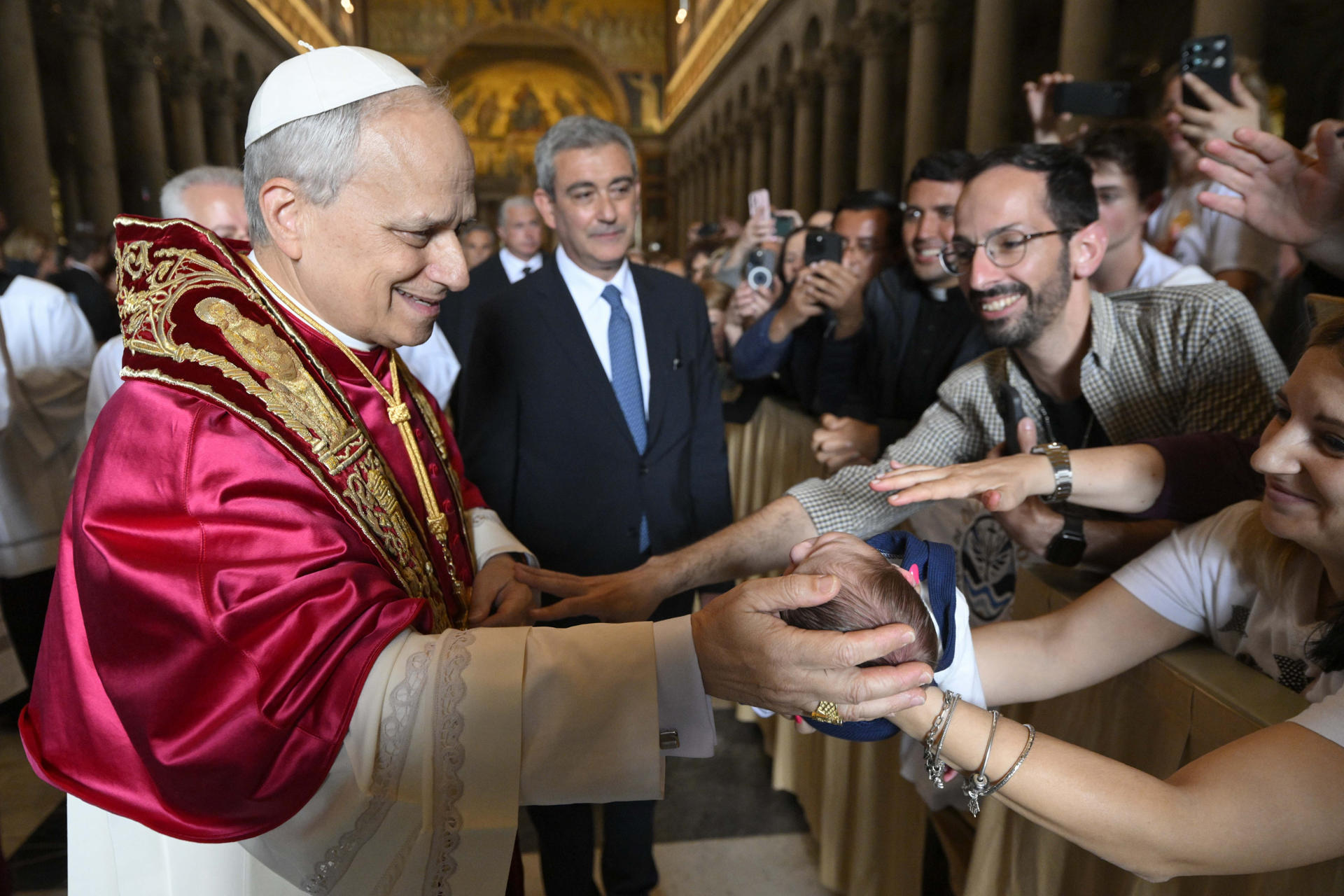 León XIV reza ante la tumba de San Pablo y pide la «gracia» para su pontificado