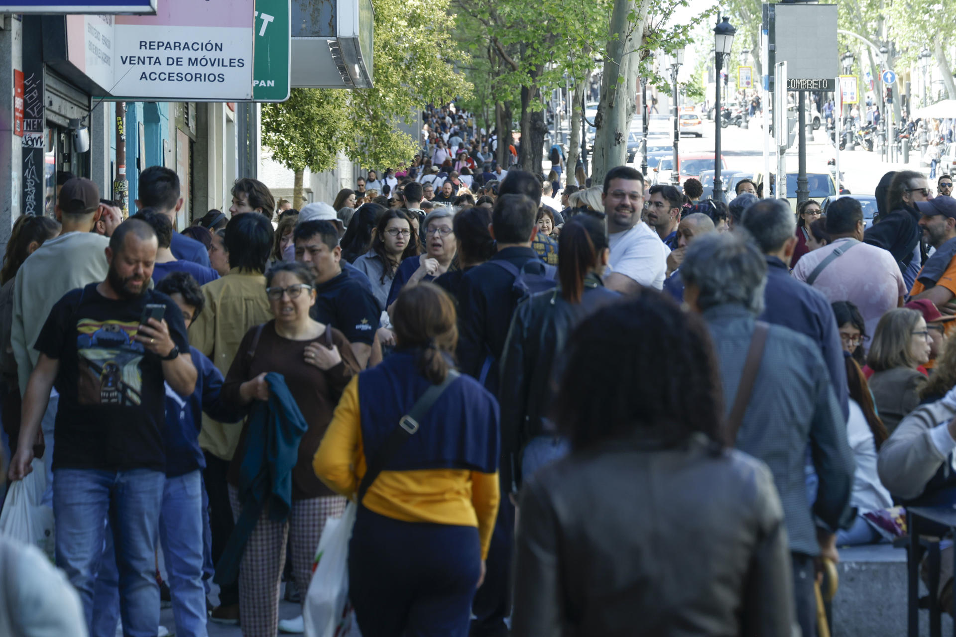 Y ahora, ¿cómo volvemos? Riadas de gente se echan a la calle en Madrid para volver a casa