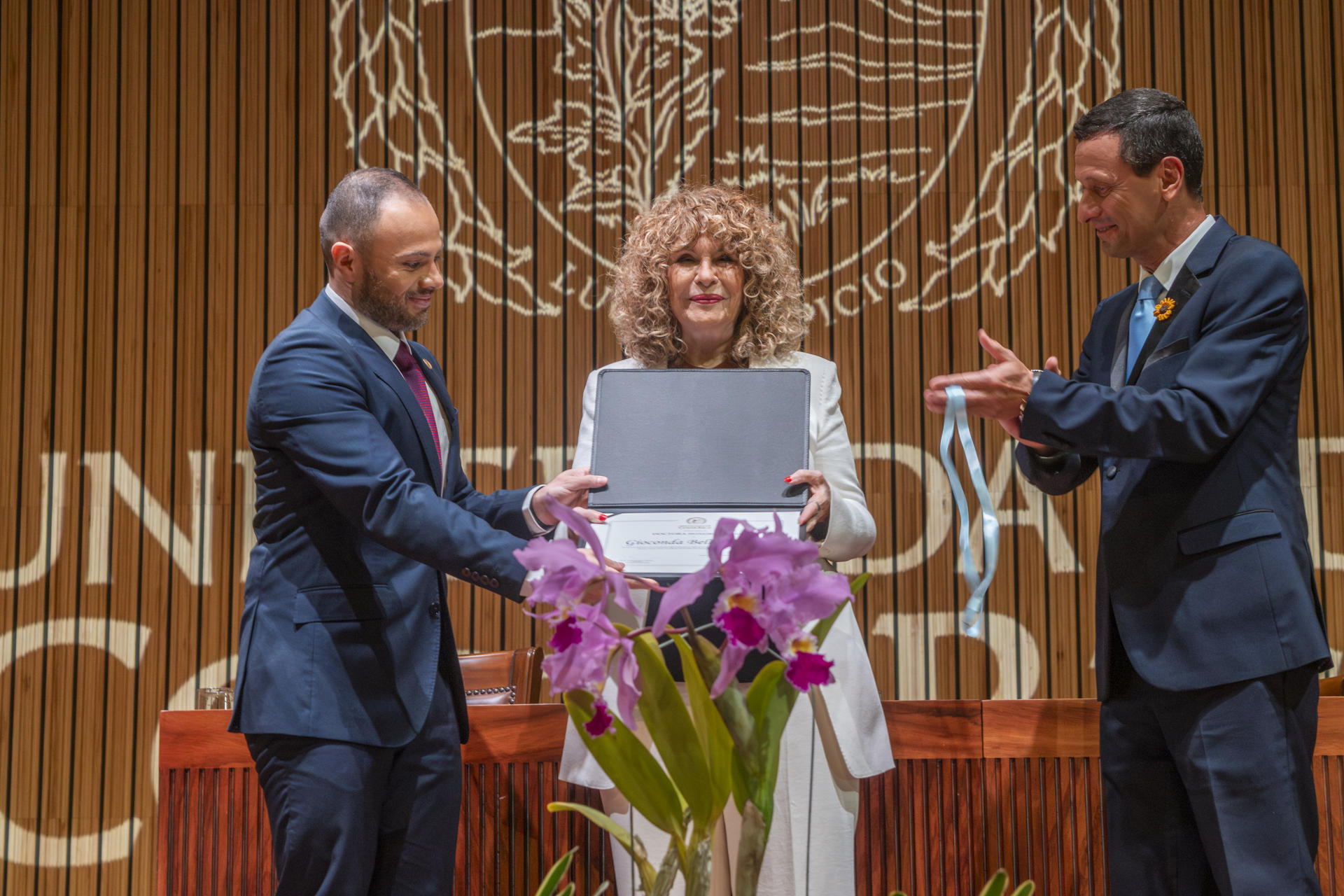 La poeta nicaragüense exiliada Gioconda Belli recibe doctorado honoris causa en Costa Rica