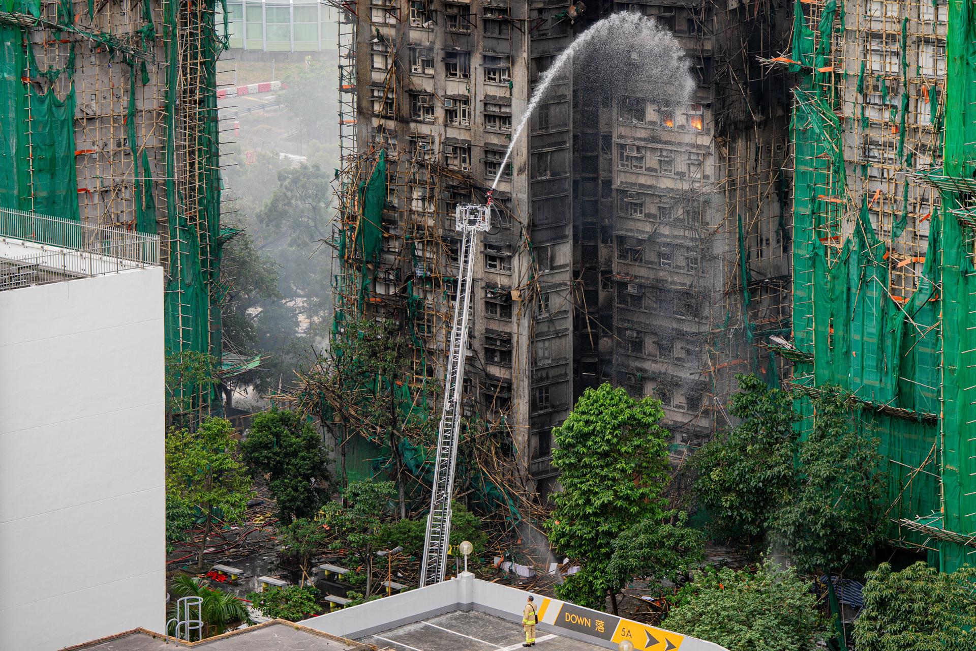 Aumentan a 75 los muertos y 279 desaparecidos en el peor incendio de Hong Kong en 30 años