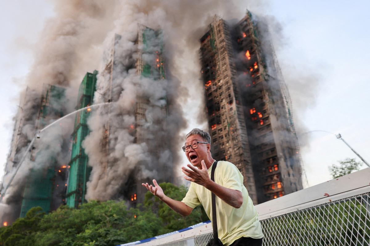 Un mega incendio de siete torres residenciales en Hong Kong deja al menos 13 muertos