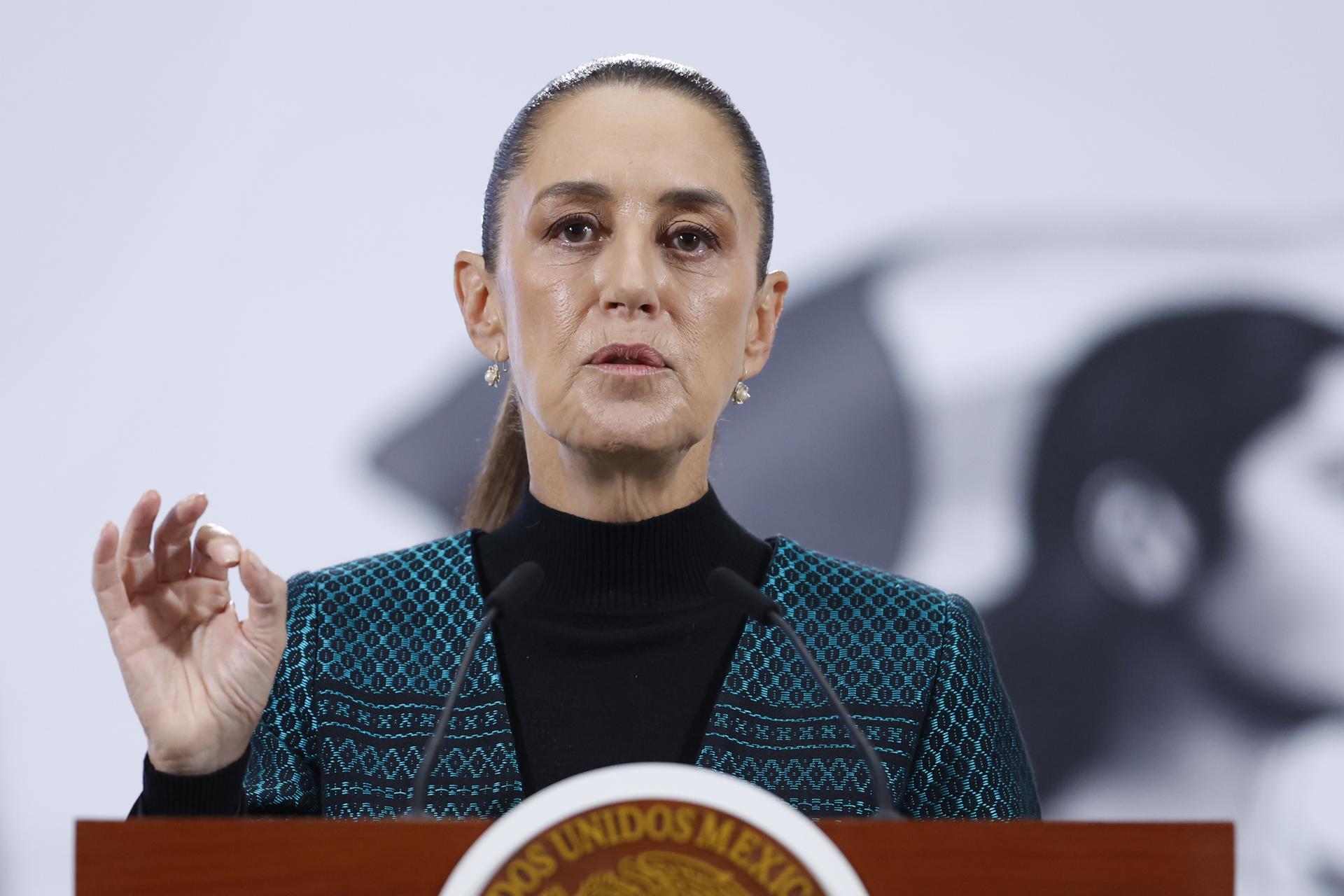 Sheinbaum es acosada por un hombre durante un recorrido a pie en Ciudad de México