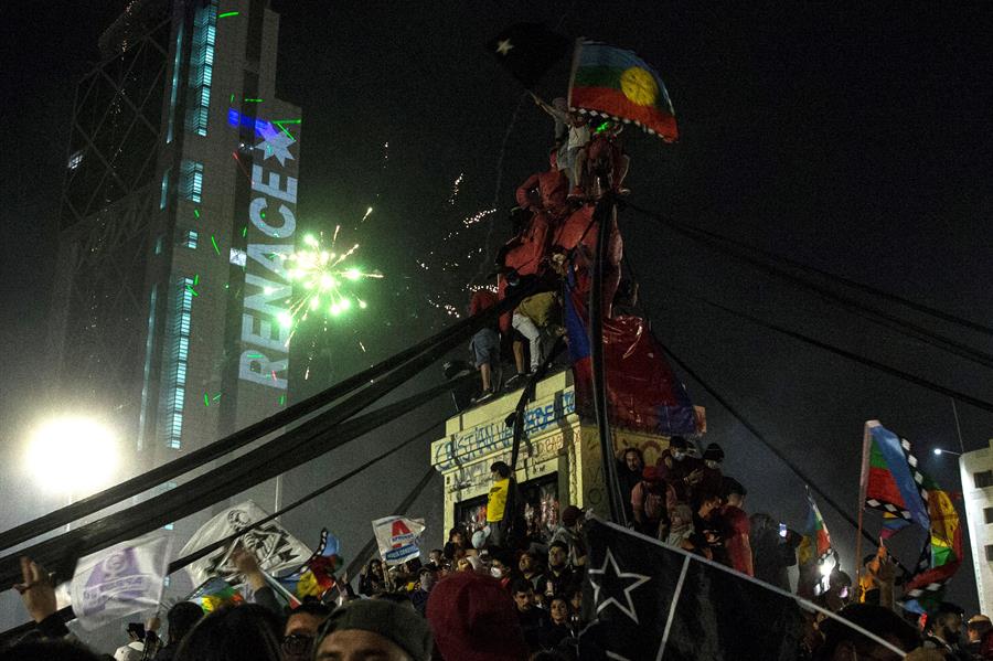 Histórico: Chile «renace» y celebra el fin de la Constitución heredada por Pinochet
