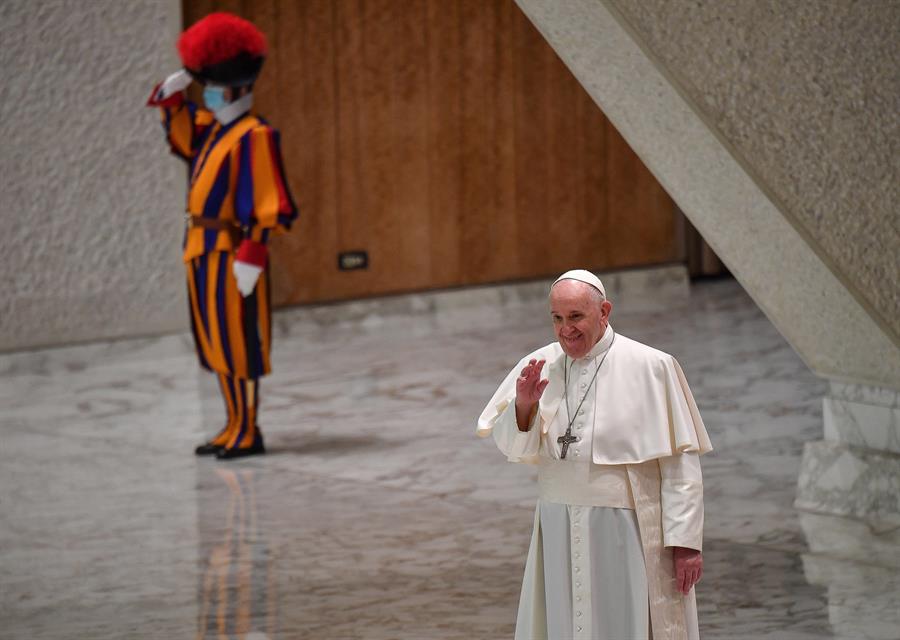 El papa celebra audiencia, con pocos fieles y sin saludos