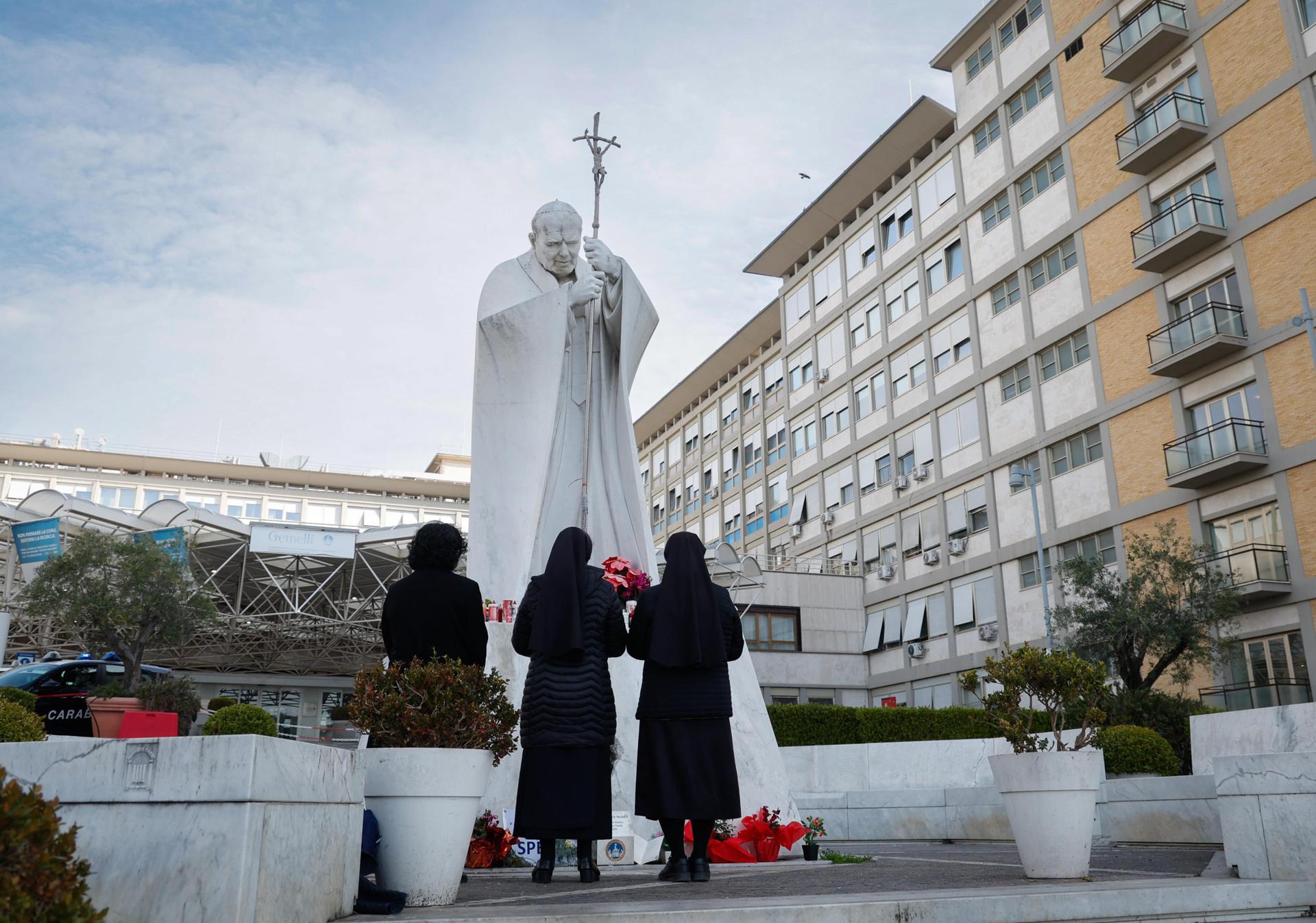 El Papa experimenta una «leve mejoría», pero su estado sigue siendo crítico