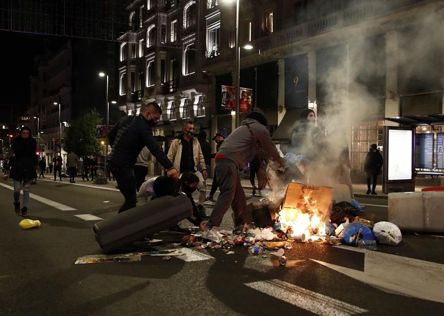 Protestas violentas en toda España por restricciones para frenar el coronavirus