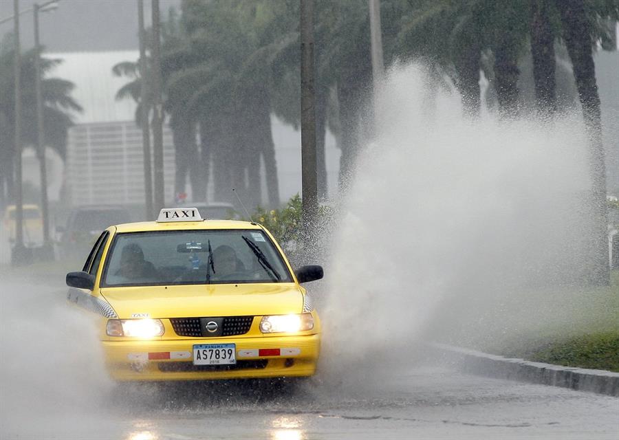 Panamá en alerta por efectos colaterales del huracán Eta