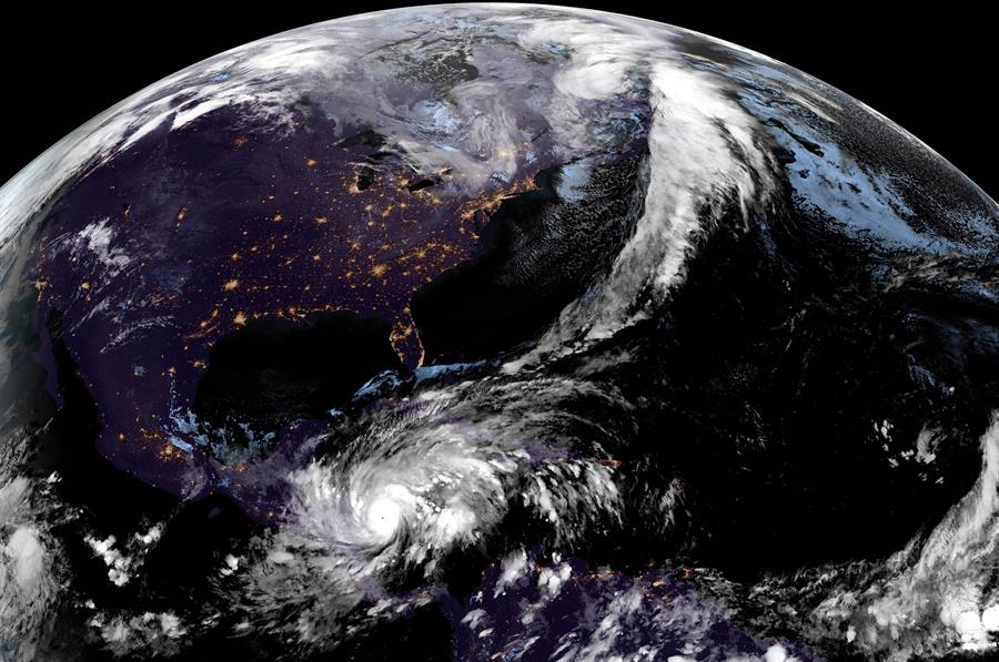 Eta a 50 kilómetros de Nicaragua mantiene vientos de 240 km/h