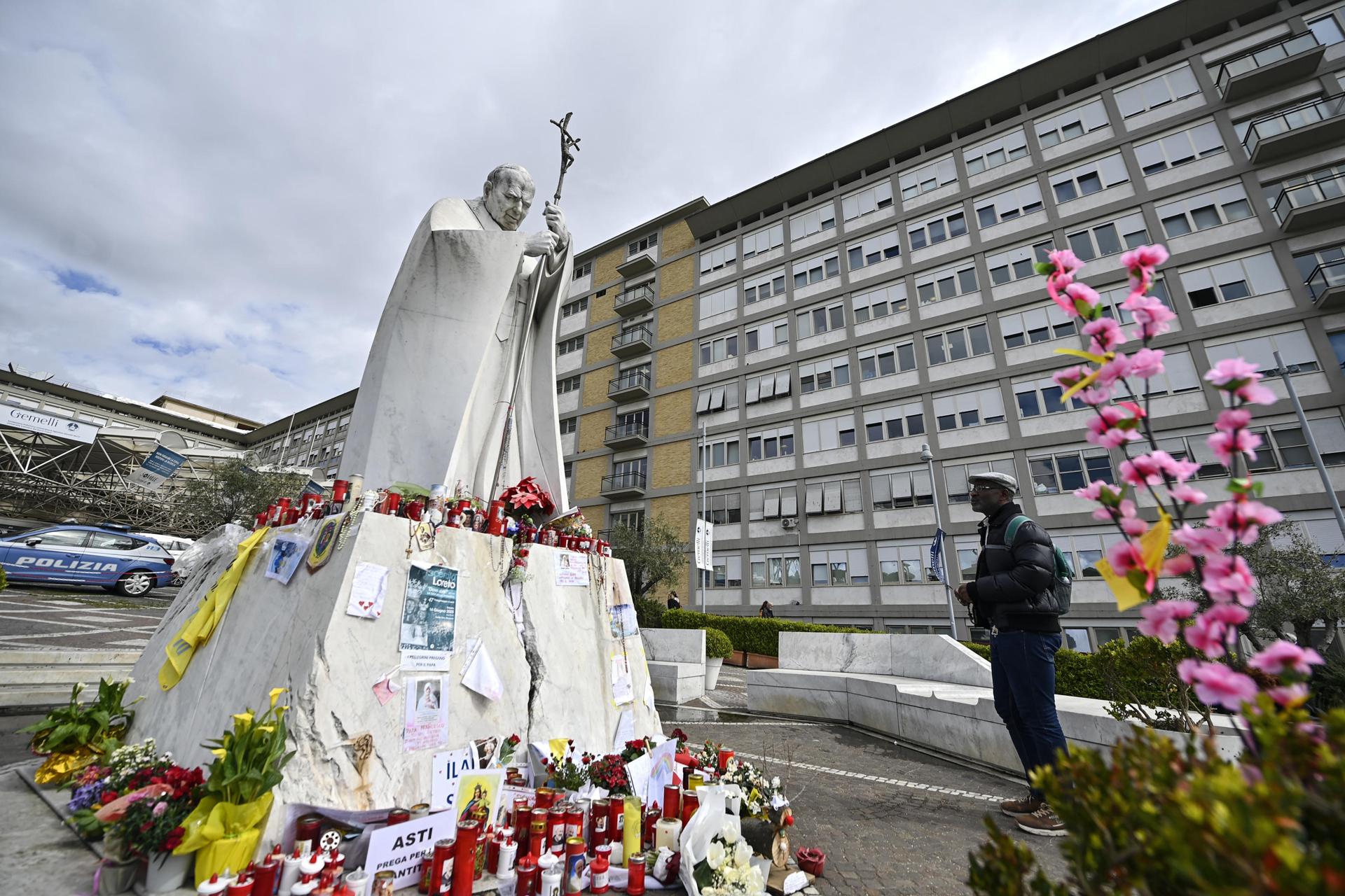 Trabajadores del hospital Gemelli llevan una tarta al papa por sus 12 años de pontificado