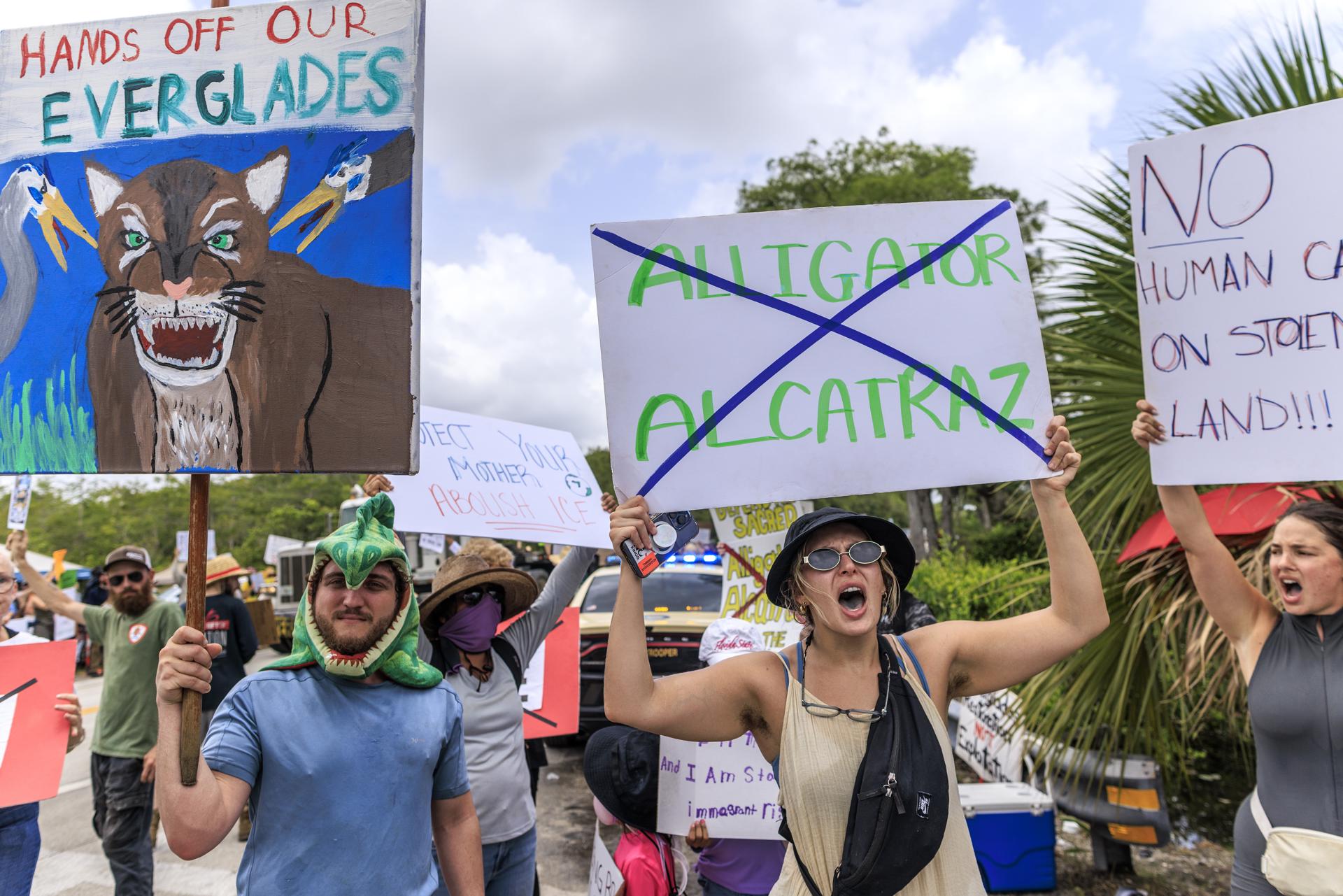 Reguetonero cubano detenido en ‘Alligator Alcatraz’ denuncia que los tratan como «perros»