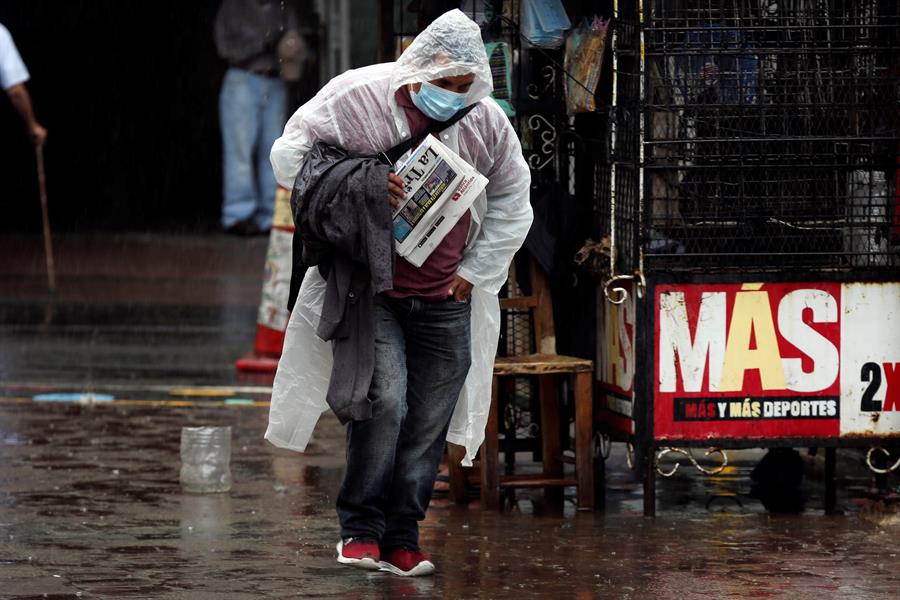Honduras declara alerta roja por los efectos de la tormenta Eta que deja dos muertos