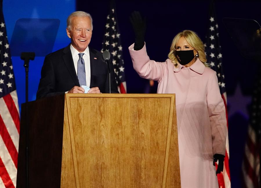 Biden roza la victoria mientras Trump desafía el escrutinio en tres estados