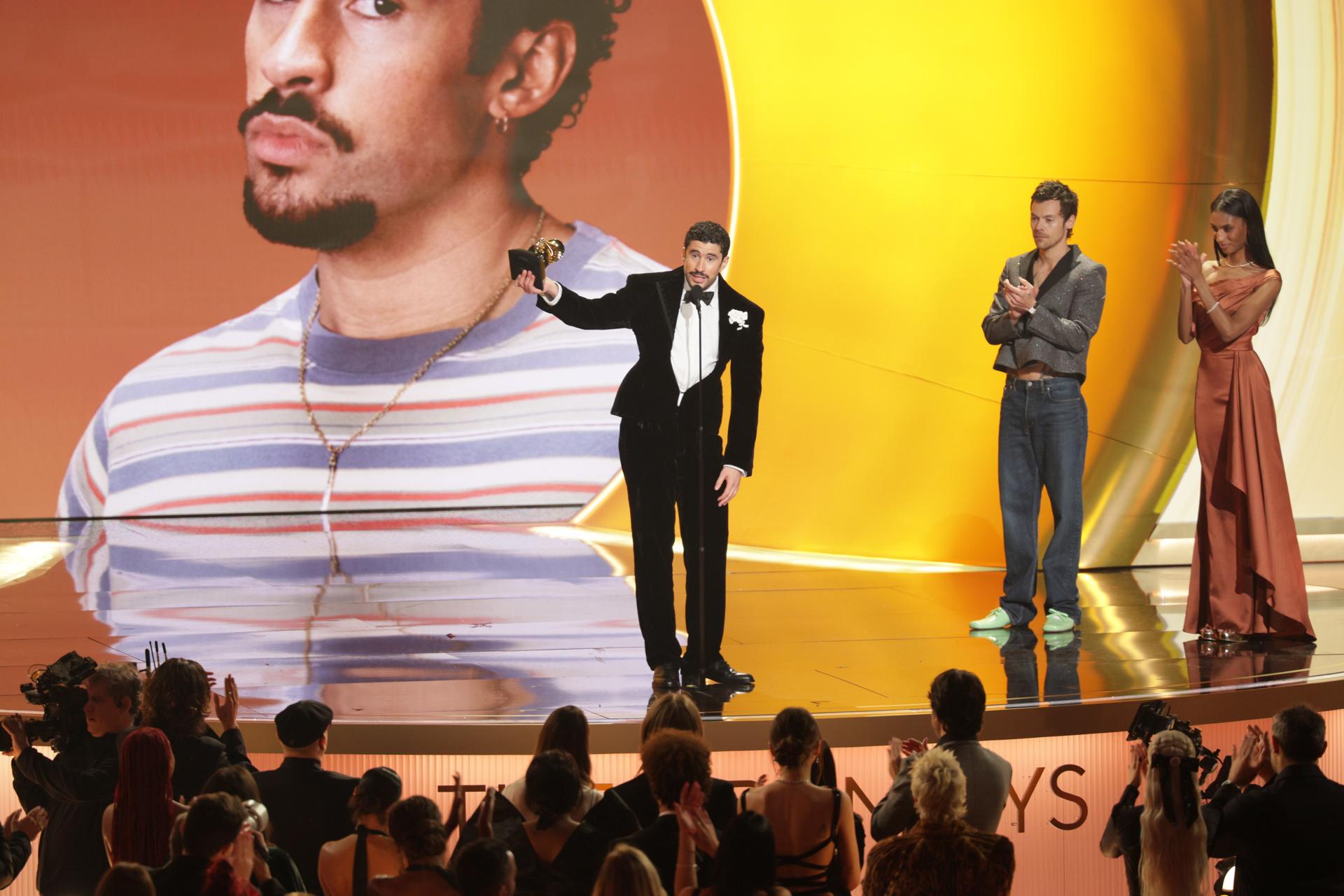 Bad Bunny hace historia en los Grammy en una gala con criticas al ICE