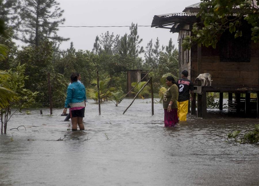 NHC: Eta sigue produciendo lluvias peligrosas