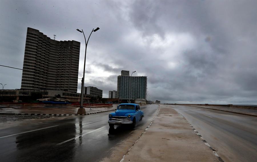 Eta deja inundaciones en el sur de Florida pero no la golpeará como huracán