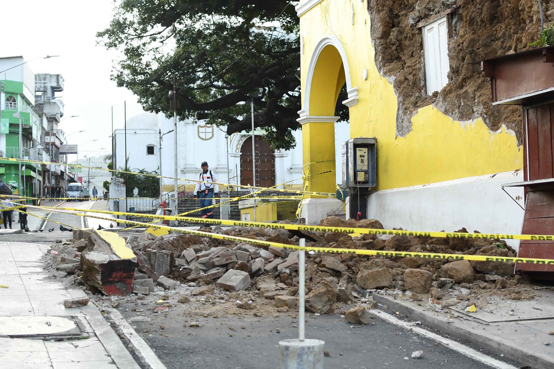 Sismos que dejaron al menos dos muertos, causan daños a casas y carreteras en Guatemala