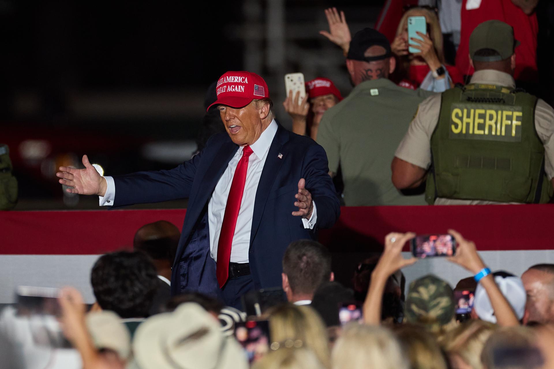 Trump insiste en California, donde se juega la Cámara, en vincular inmigración y crimen
