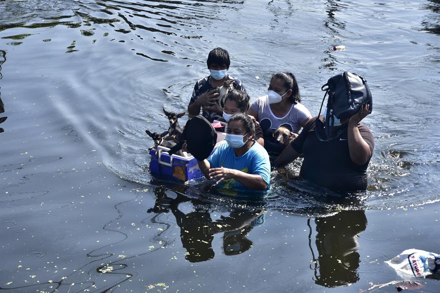 Eta vuelve a ser tormenta tropical cerca de la costa oeste de Florida