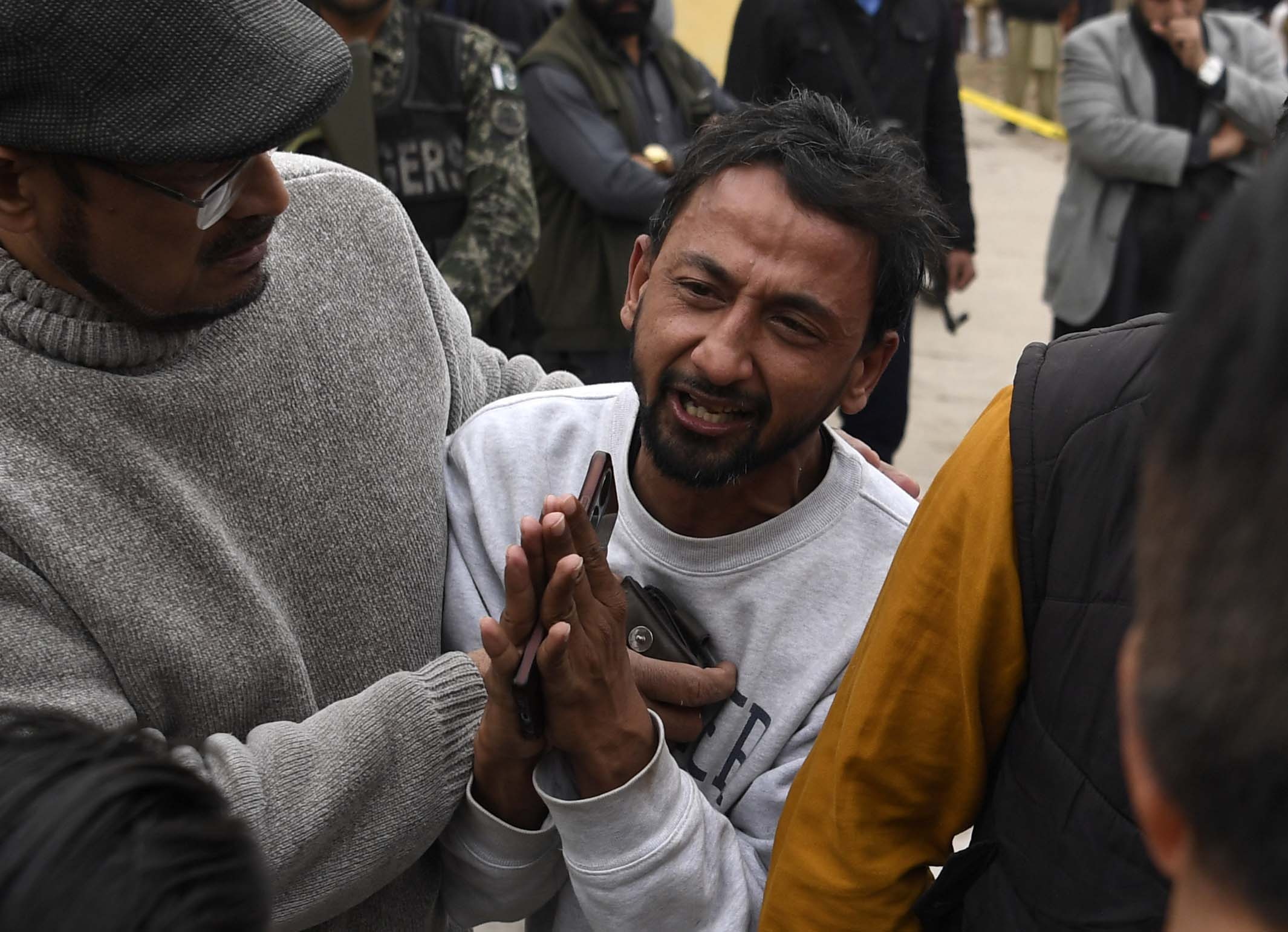 Al menos 31 muertos y 169 heridos en un atentado suicida en una mezquita de Islamabad