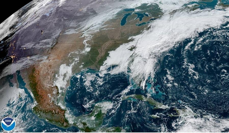 Eta cruza el norte de Florida con viento y lluvia para salir al Atlántico