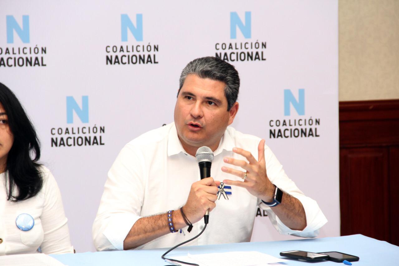 Policía impide a Juan Sebastián Chamorro salir de Managua
