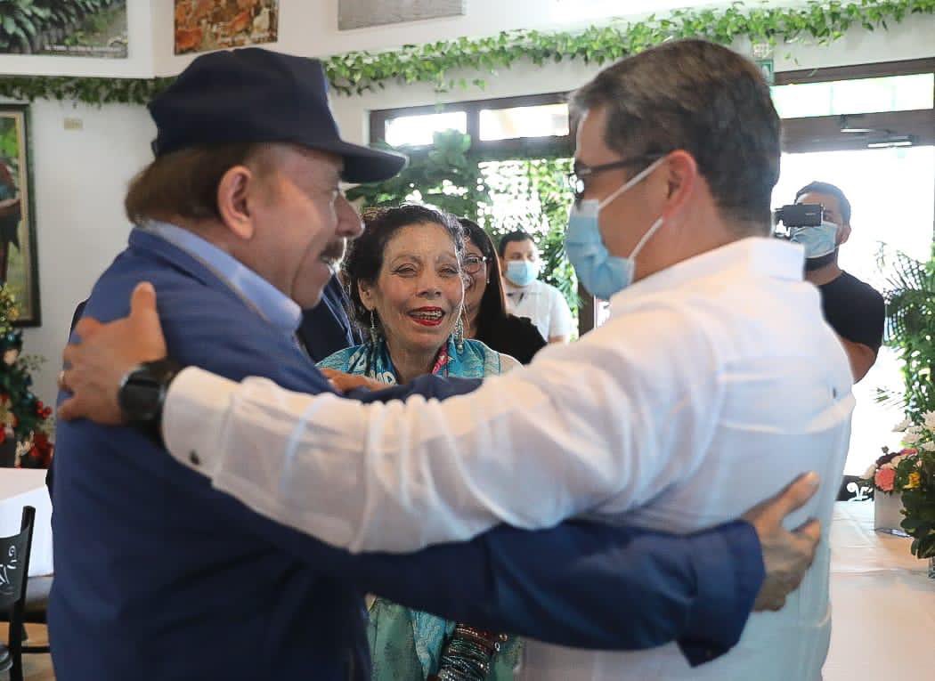 Ortega recibe en Managua al presidente de Honduras