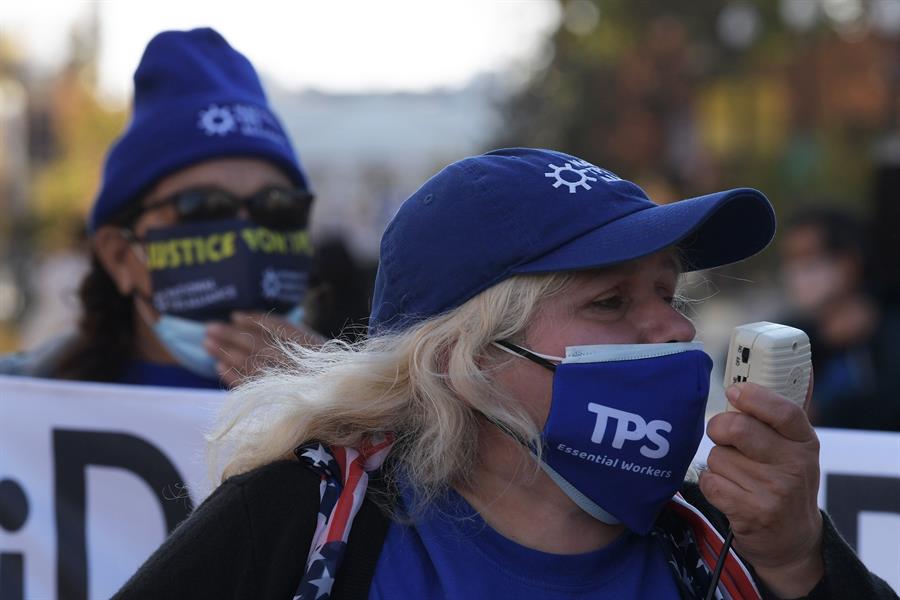 Beneficiados del TPS piden en Washington a Trump y a Biden el derecho a su residencia