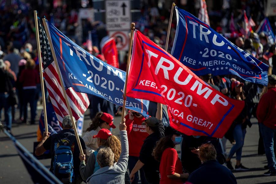 Miles denuncian en Washington fraude electoral sin pruebas, jaleados por Trump