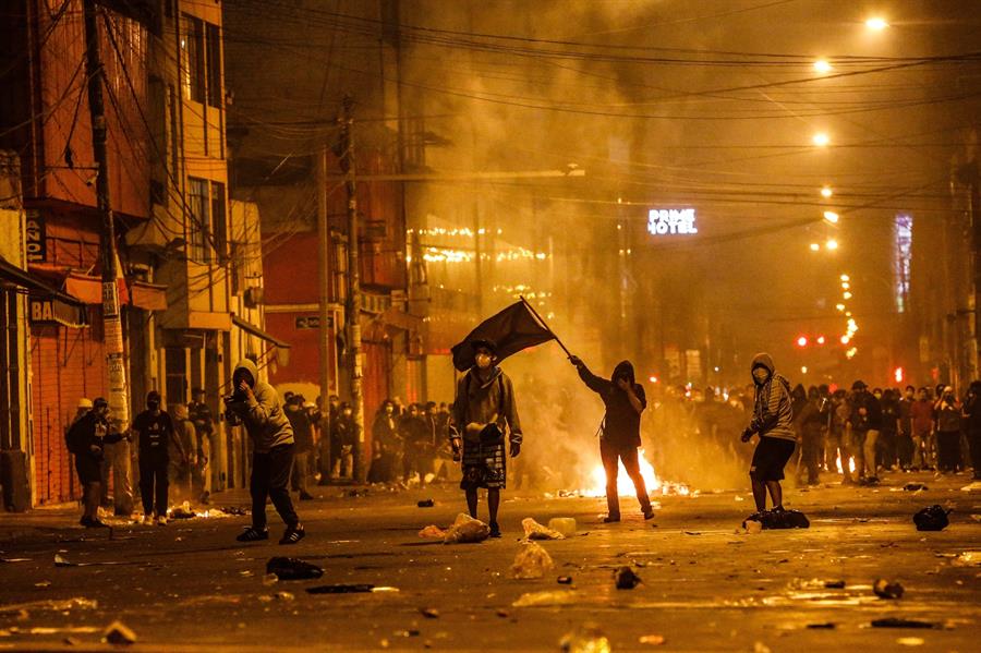 La democracia en Perú se enfanga en una noche de sangre y muerte