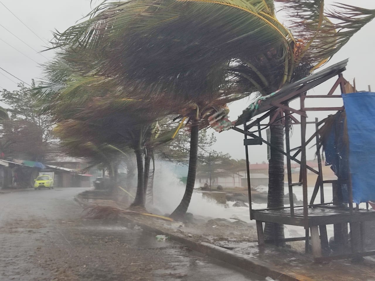 Iota castiga al Caribe: Vuelan los techos, caen árboles, bajo un cielo rojo con lluvias y truenos incesantes