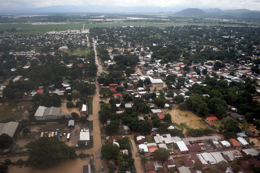 Mueren soterradas 14 personas en Honduras en cuatro derrumbes a causa de Iota