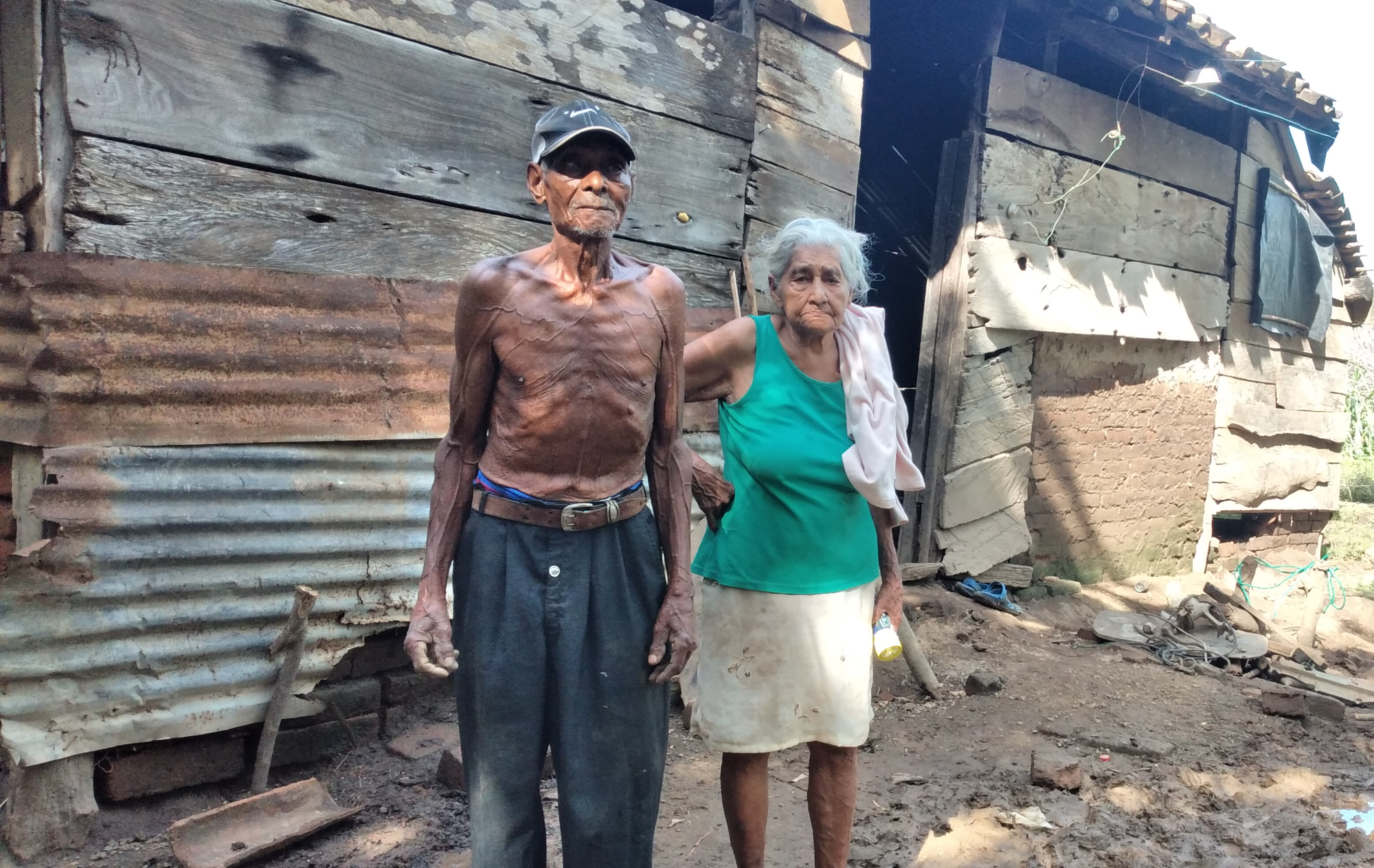 Pareja de ancianos sobrevive al paso de Iota a orillas de un río en Tola