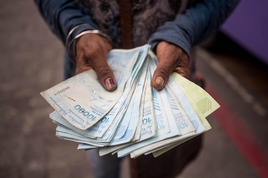 Un millón de bolívares por un dólar, así se ha devaluado la moneda en Venezuela