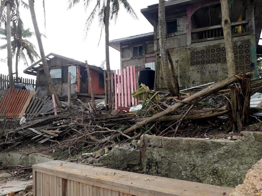 Miles de damnificados continúan sin poder volver a sus casas tras el paso de dos huracanes