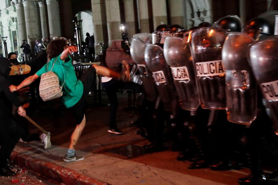 Capturan a dos supuestos infiltrados durante protesta del sábado en Guatemala