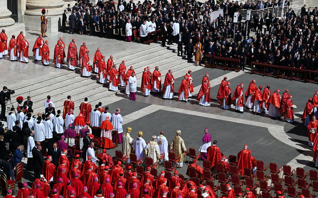 La homilía del funeral: El papa no cesó de implorar la paz y ocuparse de los últimos