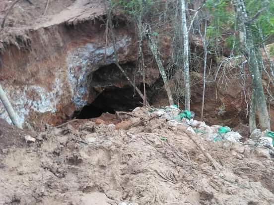 Al menos 16 mineros soterrados en mina artesanal en Río San Juan