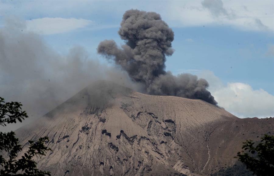 Actividad eruptiva del volcán Telica, entre el espectáculo y leves daños