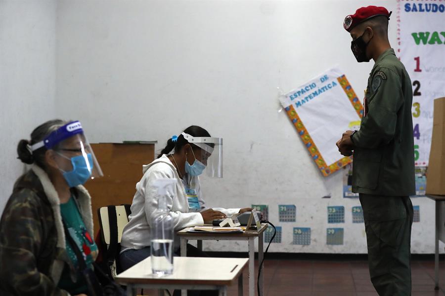 Centros de votación vacíos en Venezuela: Maduro «compite» solo y oposición denuncia «farsa electoral»