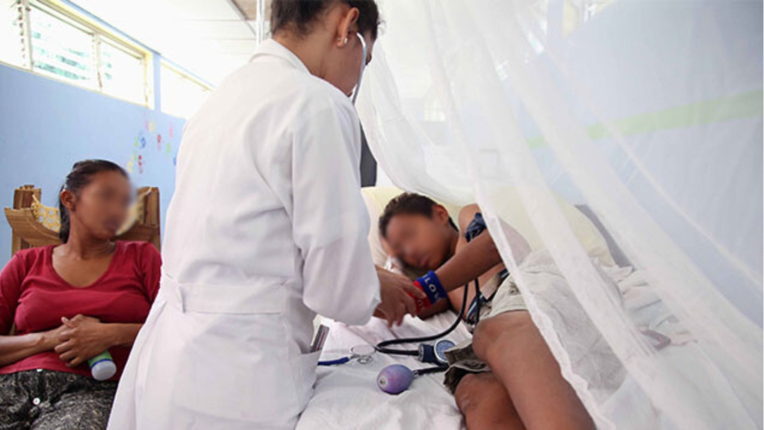 Amenazan con despidos a médicos que “dejen morir” a enfermos de dengue