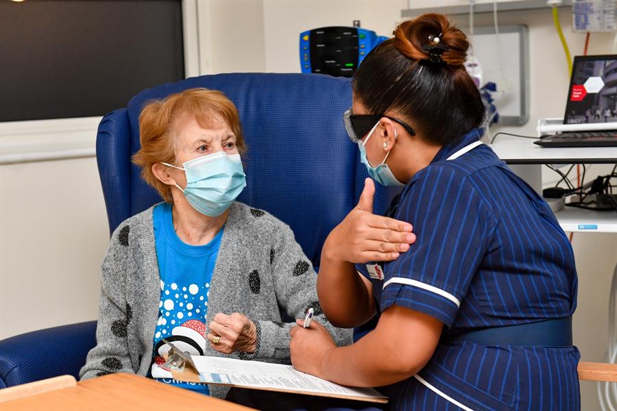 «Si yo la puedo recibir a los 90 años, usted también puede», el mensaje de la primera persona en ser vacunada contra el Covid-19