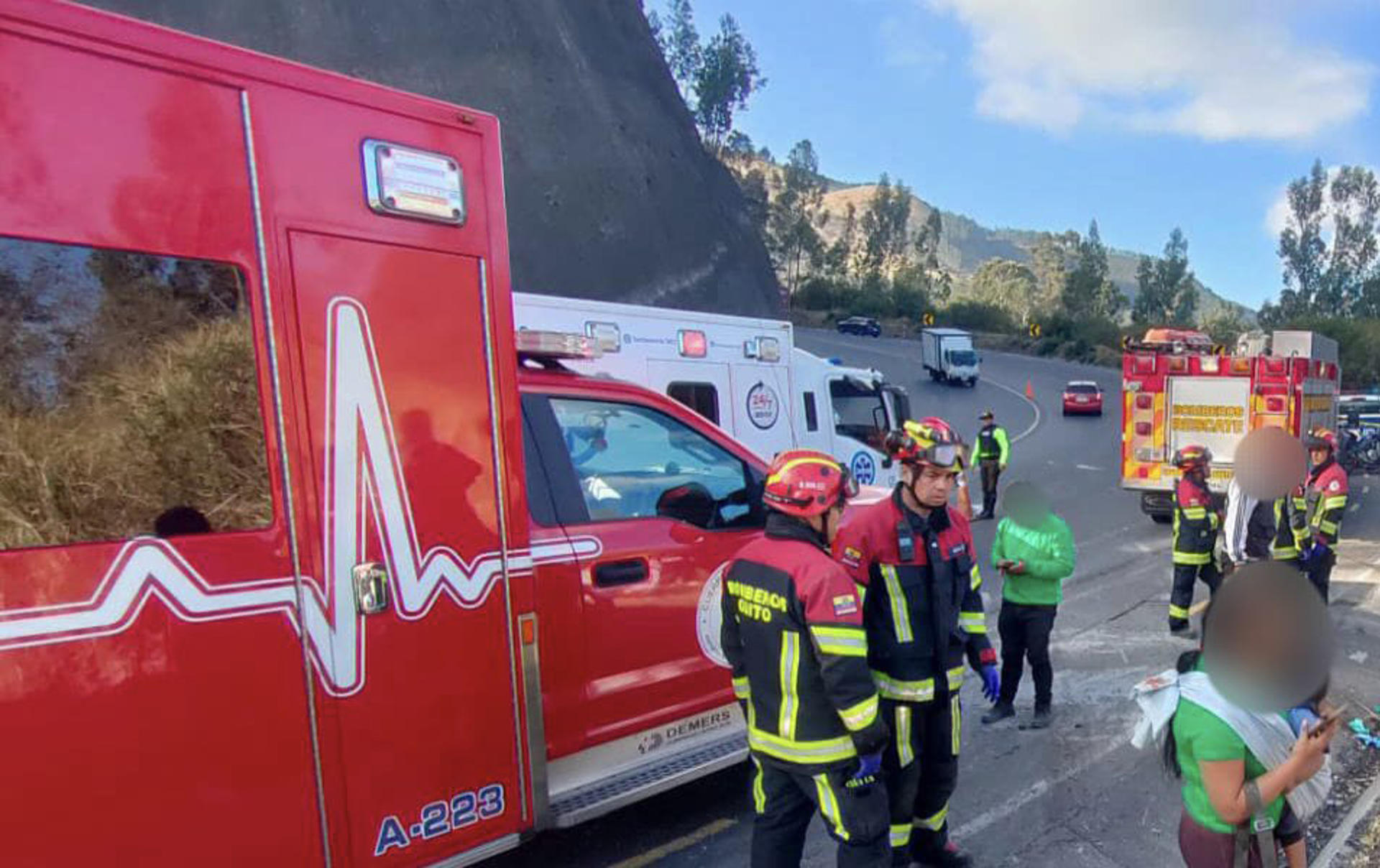Al menos ocho muertos y trece heridos deja un accidente de autobús en los Andes en Ecuador