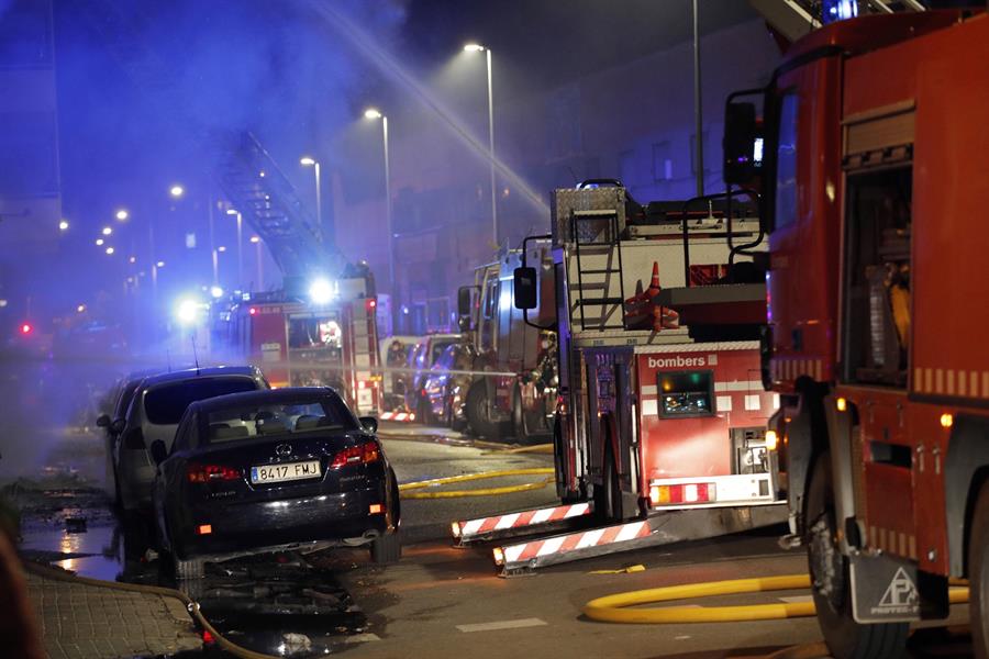 Al menos tres muertos en el incendio de un edificio ocupado por inmigrantes en España